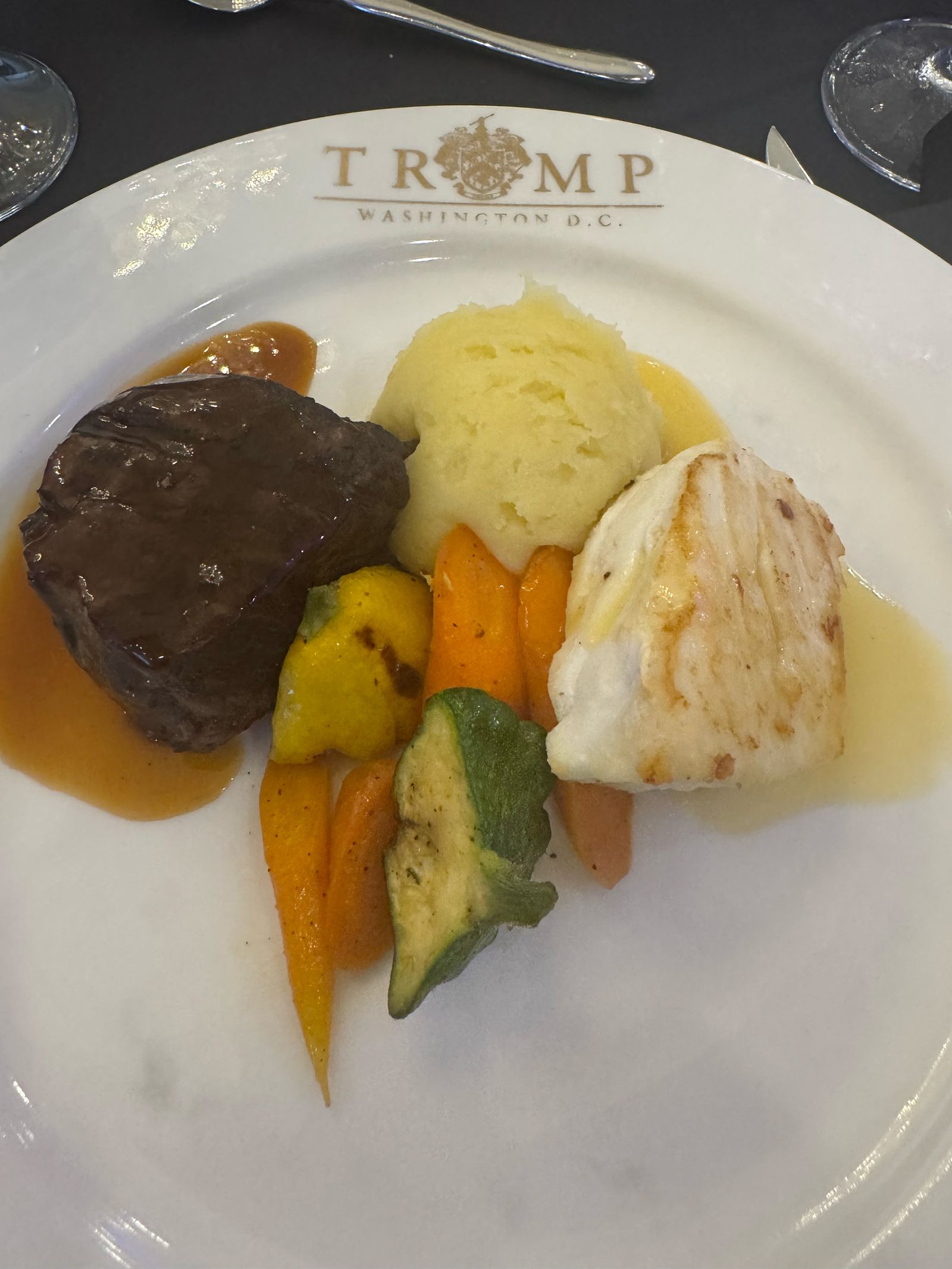 Το δείπνο με κρυπτονόμισμα του Donald Trump