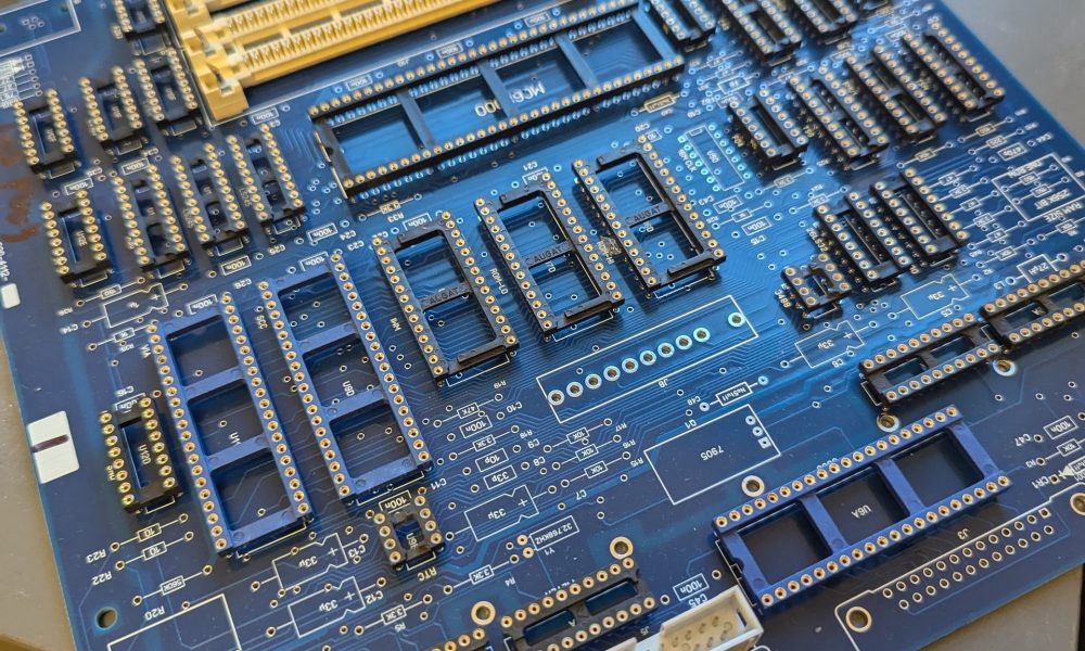 Η αναβίωση του Macintosh Plus: Ένας μηχανικός ηλεκτρονικών δημιουργεί κλώνο