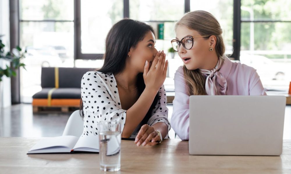 Πώς να συζητήσετε για τον μισθό σας με τους συναδέλφους