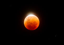 Η NASA αποκαλύπτει εντυπωσιακές εικόνες της «Flower Moon»