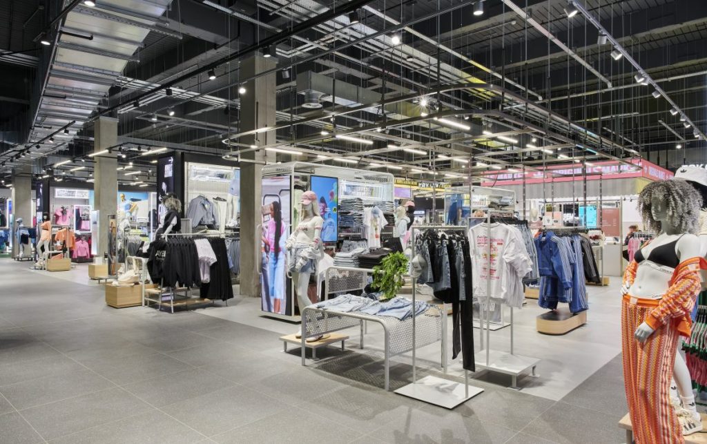 Η JD Sports εγκαινιάζει το νέο της κατάστημα με τον Usain Bolt