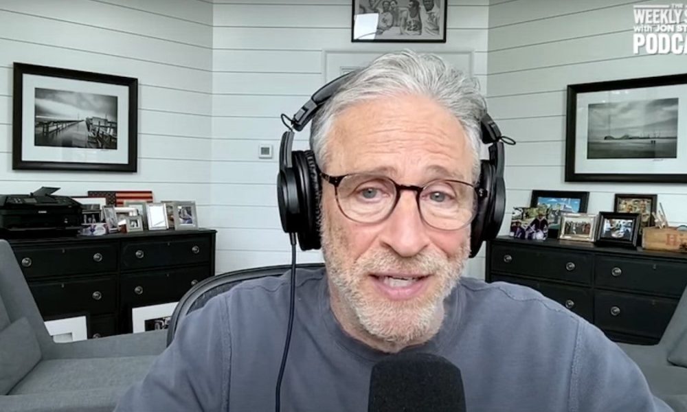 Ο Jon Stewart Αποδομεί την Ανεπάρκεια του Trump με Όρους Τηλεόρασης