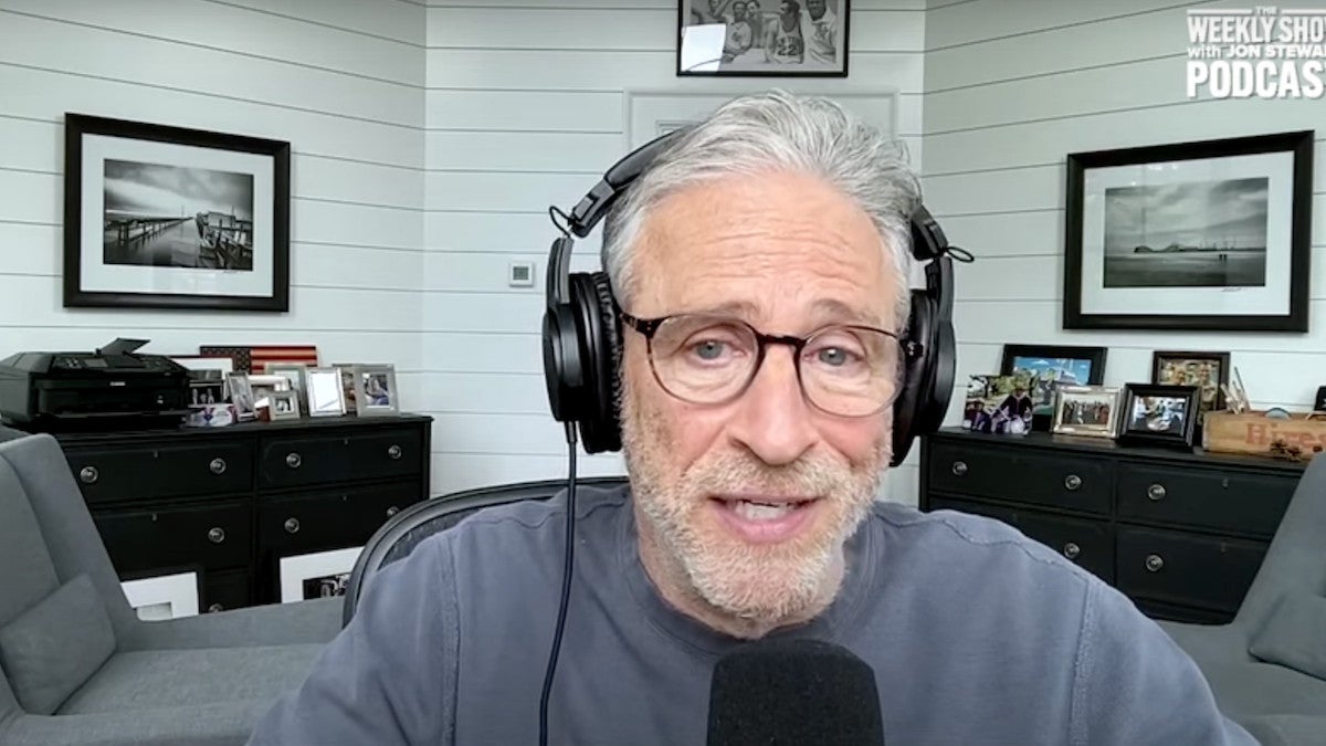 Ο Jon Stewart Αποδομεί την Ανεπάρκεια του Trump με Όρους Τηλεόρασης