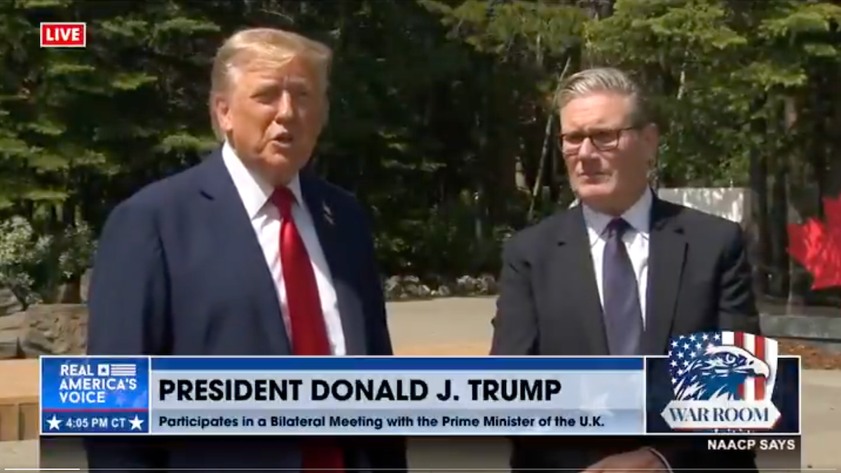 Ο Τραμπ Κοροϊδεύει τον Τάκερ Κάρλσον για την Απόλυσή του από το Fox News