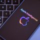 Η Apple εξετάζει εξωτερικούς συνεργάτες AI για την ενίσχυση της Siri