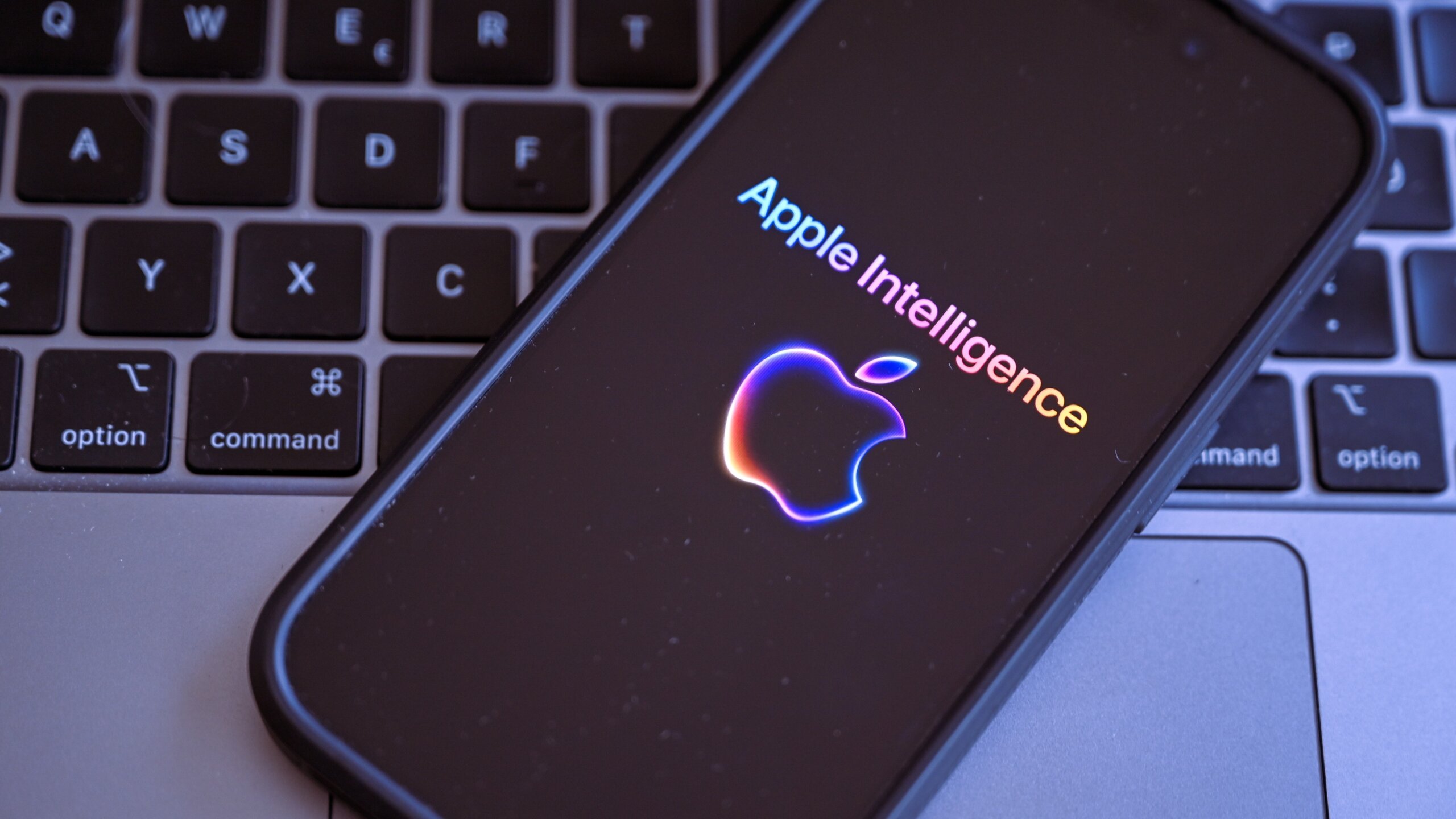Η Apple εξετάζει εξωτερικούς συνεργάτες AI για την ενίσχυση της Siri