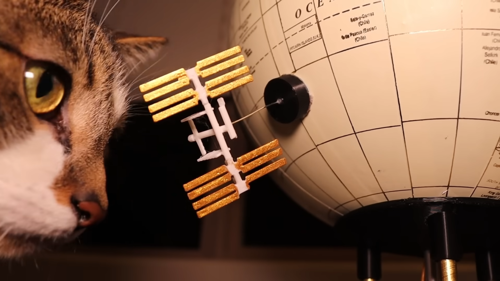 Ένα κομψό φωτιστικό παρακολουθεί τον ISS