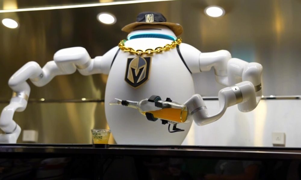 Το ρομπότ ADAM σερβίρει κοκτέιλ στους αγώνες των Golden Knights